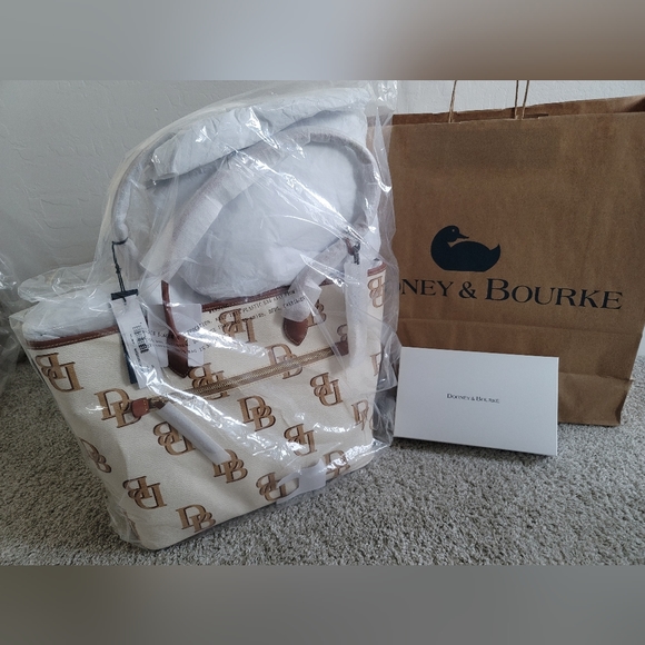 (NWT) Dooney and Bourke large tote with 24k gold DB and wallet in tan and ivory. - Picture 2 of 11